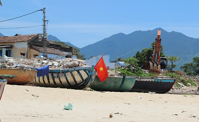 Lại[-]một[-]khu[-]du[-]lịch[-]được[-]Đà[-]Nẵng[-]cấp[-]phép[-]bít[-]lối[-]đi[-]xuống[-]biển[-]của[-]dân